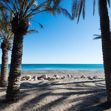 Lujoso Piso Con Jardin Privado A Dos Minutos Andando De La Playa Alamos